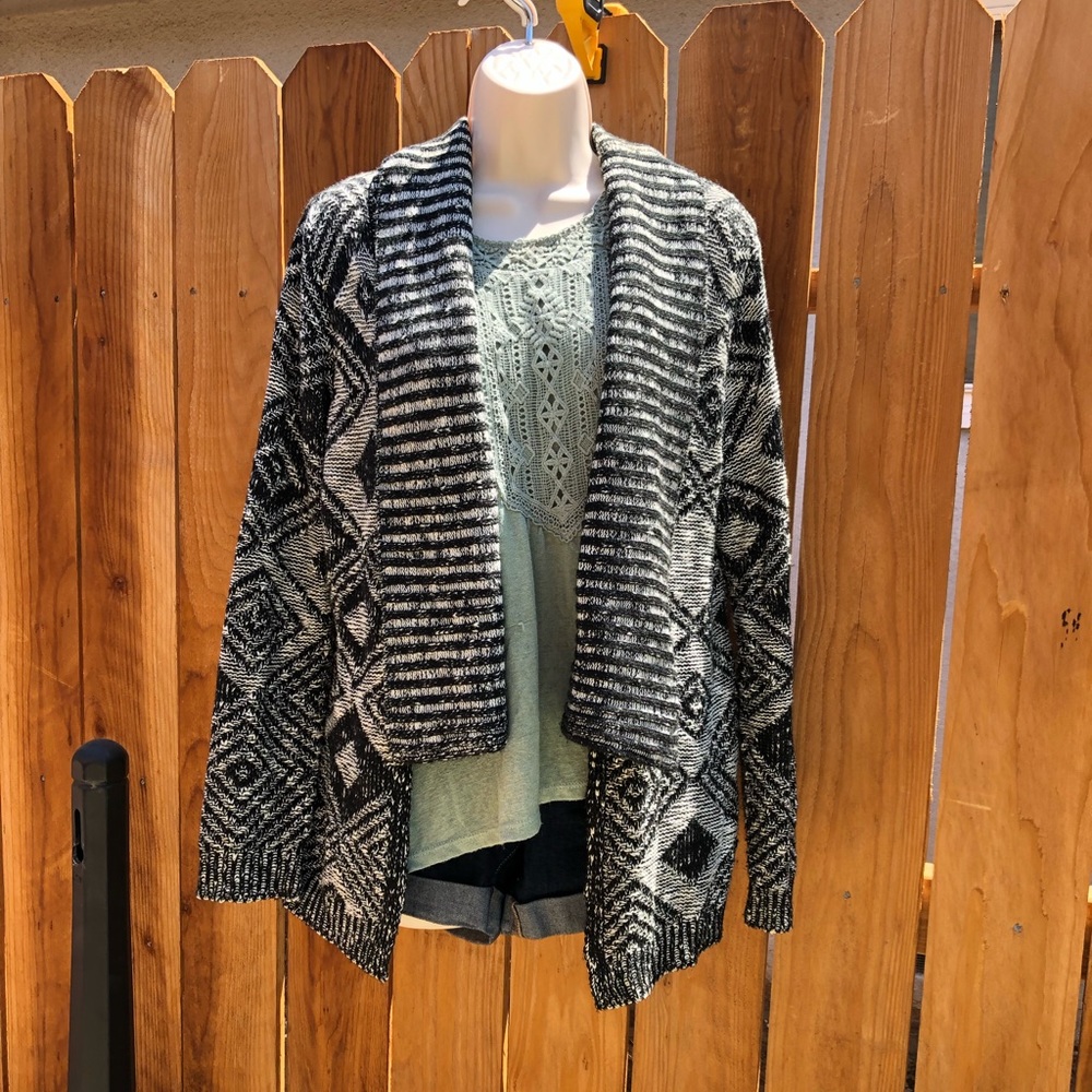 Beautiful black & white sweater 
Size Small